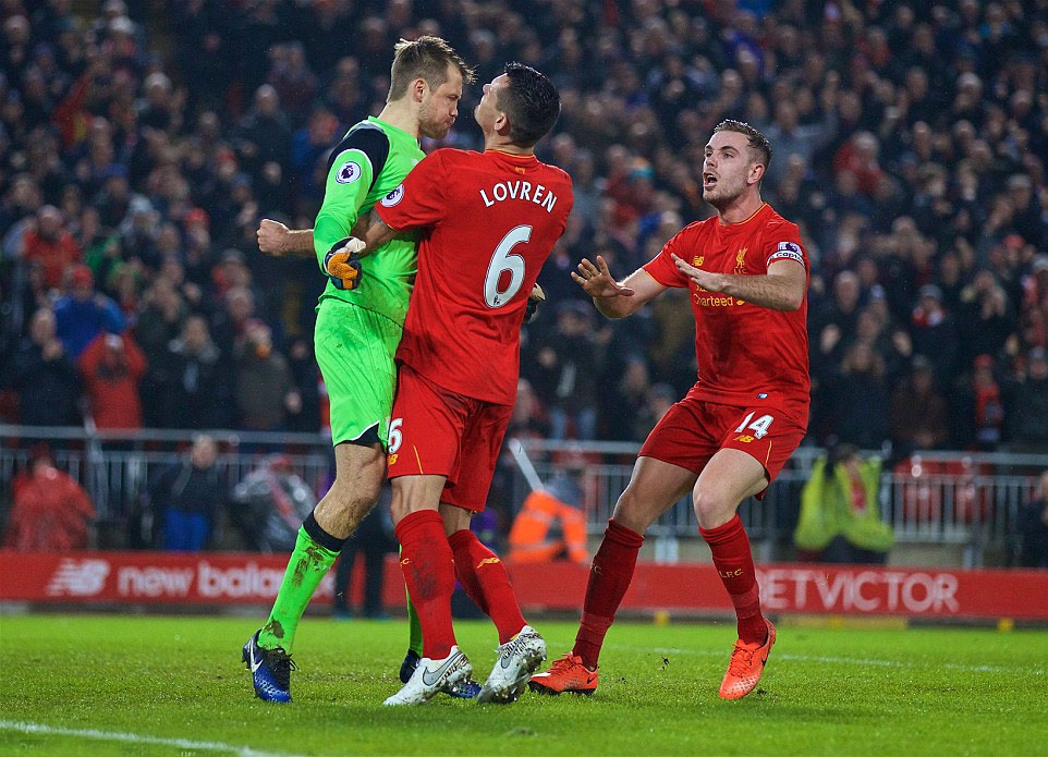 Liverpool cầm chân Chelsea, Arsenal gục ngã trước Watford