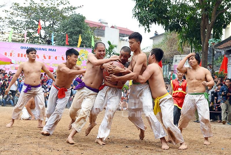 Vật cầu là môn thể thao rèn luyện cả trí và lực, đồng thời mang tính hợp đồng mưu lược, nên có đầy đủ lứa tuổi khác nhau từ thiếu nhi đến các cụ cao tuổi trong làng tham gia. Mỗi lứa tuổi thì lại có một quả cầu tương ứng.