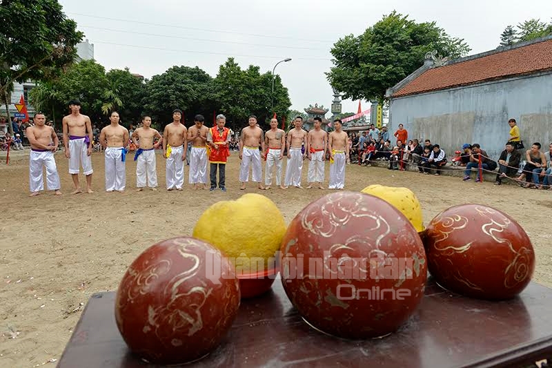 Quả cầu được làm từ gỗ mít, sơn son thếp vàng, có đường kính 35cm, trọng lượng 25kg.