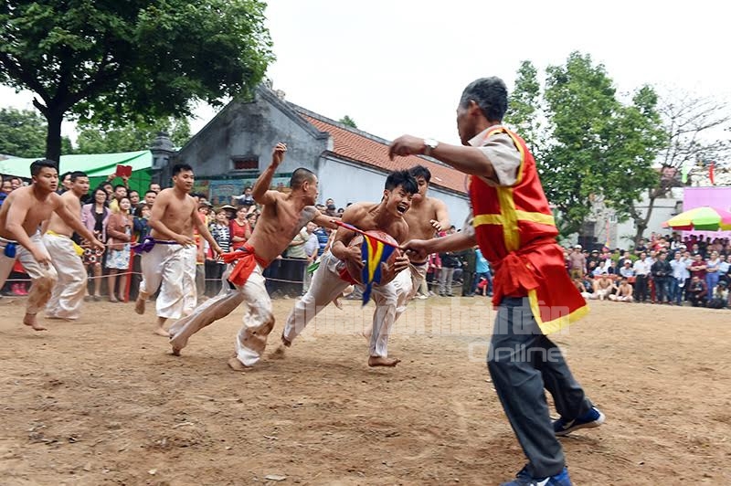 Mỗi trận vật cầu có 4 đội, mỗi đội có 2 người. Quả cầu được đặt ở giữa sân, sau tiếng còi của trọng tài các tráng sĩ lao vào tranh giành quả cầu làm sao để đưa được quả cầu về hố của đội mình ở góc sân và luôn bị sự truy cản của 3 đội còn lại nên trận đấu thường rất gay cấn, quyết liệt.