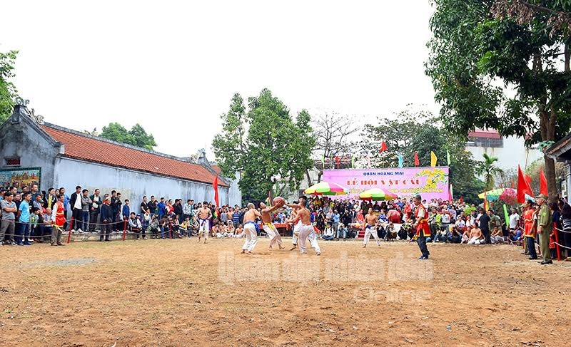 Các trận vật cầu diễn ra trong khuôn viên đình Thúy Lĩnh thuộc phường Lĩnh Nam, quận Hoàng Mai.