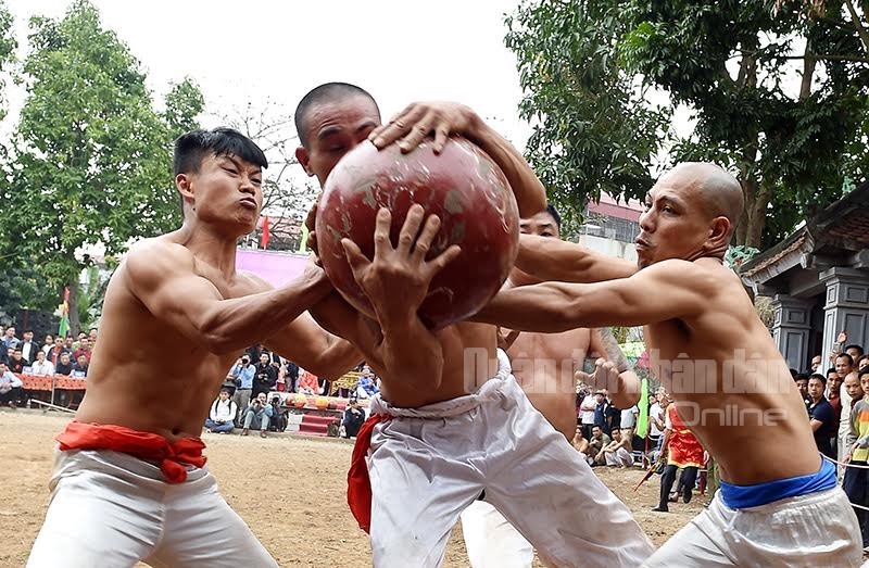 Những tráng đinh thân hình lực lưỡng được các đội tuyển chọn tham gia tranh tài.