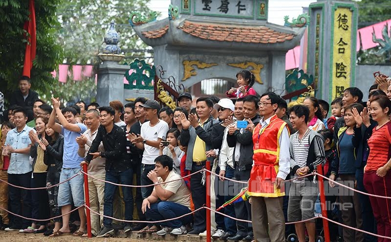 Đông đảo người dân đến xem và cổ vũ