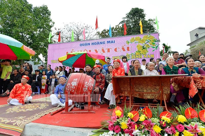 Các bậc cao niên trong làng với áo the, khăn xếp xem và cổ vũ cho con cháu.