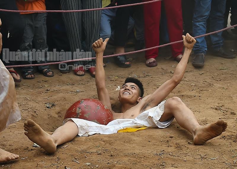 Pha ăn mừng ghi điểm của cầu thủ đội đai vàng.