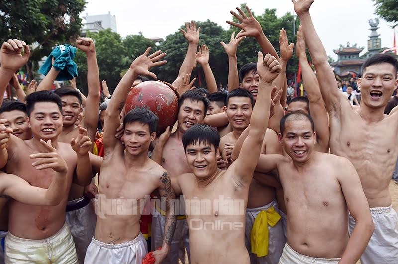 Sau 40 phút tranh tài, đội đai tím thuộc tổ dân phố 31 đã giành chiến thắng. 3 đội còn lại bằng điểm nhau đồng giải nhì.