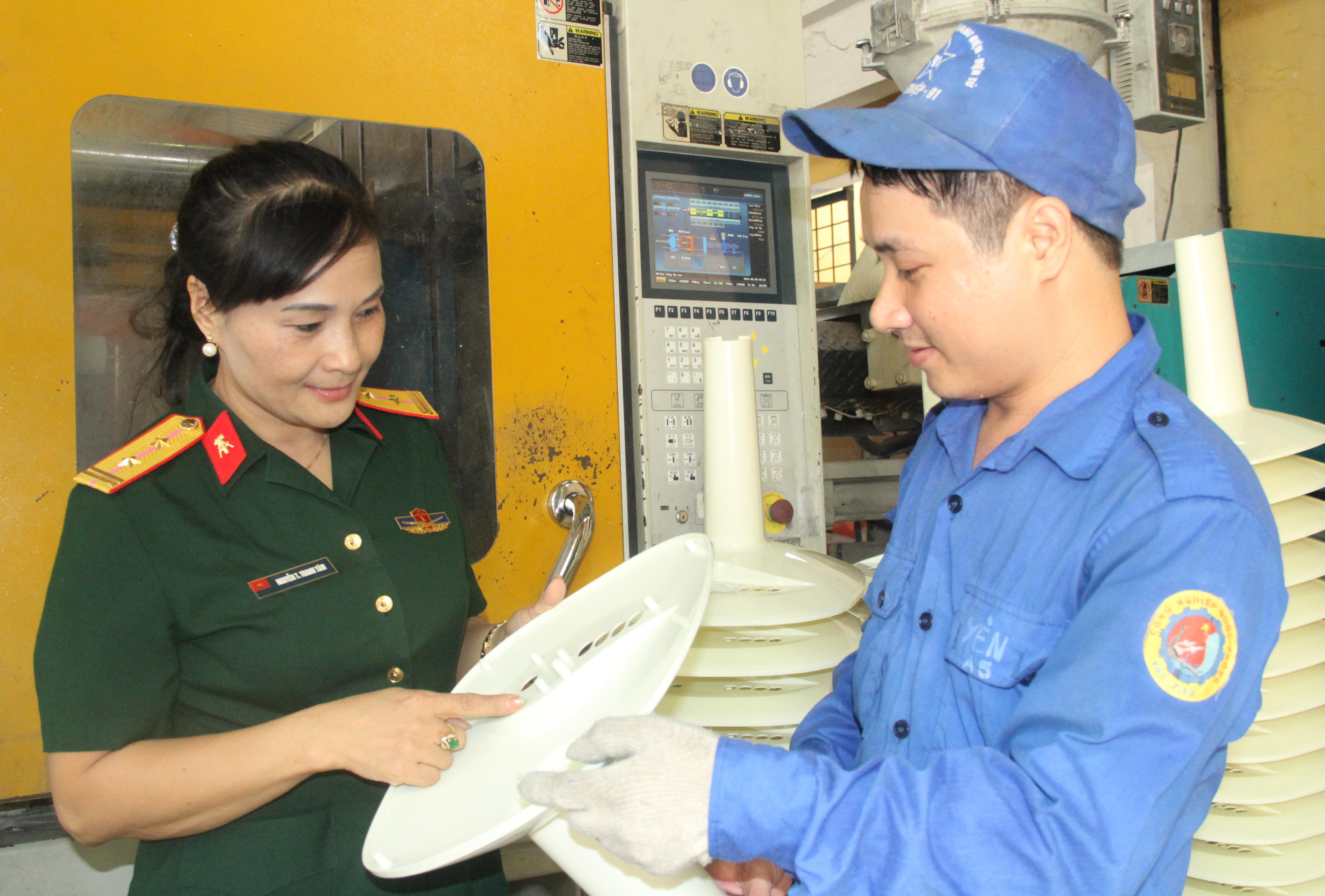 Nữ quản đốc đa tài