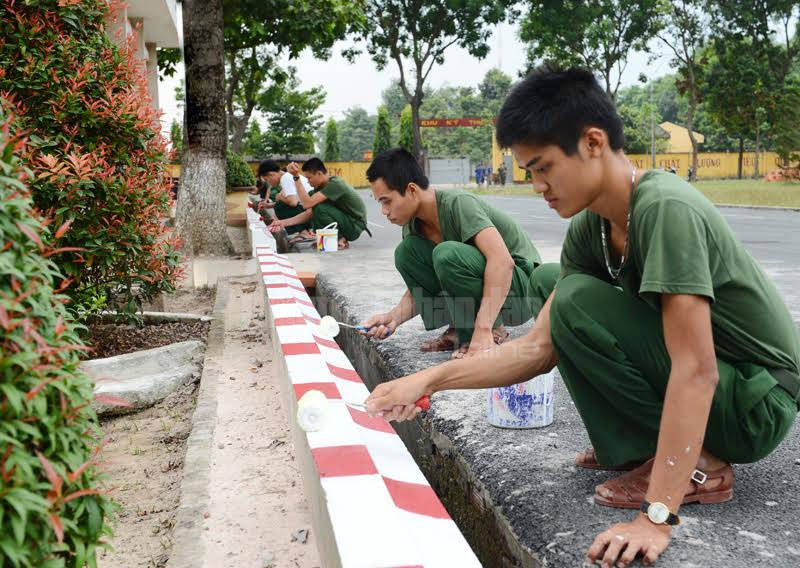 Chăm sóc, sửa sang vườn hoa ở Lữ đoàn 434 (Quân đoàn 4).