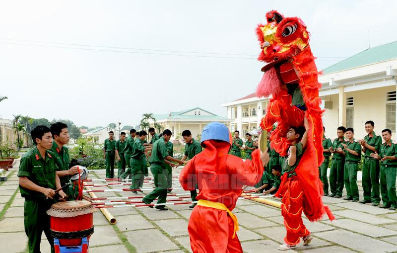 Cắt tỉa cây cảnh làm đẹp doanh trại, vui chơi múa hát ở Trung đoàn 31, Sư đoàn 309 (Quân đoàn 4).