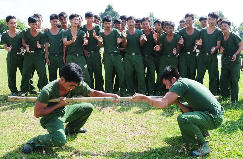 Vui chơi thư giãn sau giờ học tập công tác ở Sư đoàn 5 (Quân khu 7).