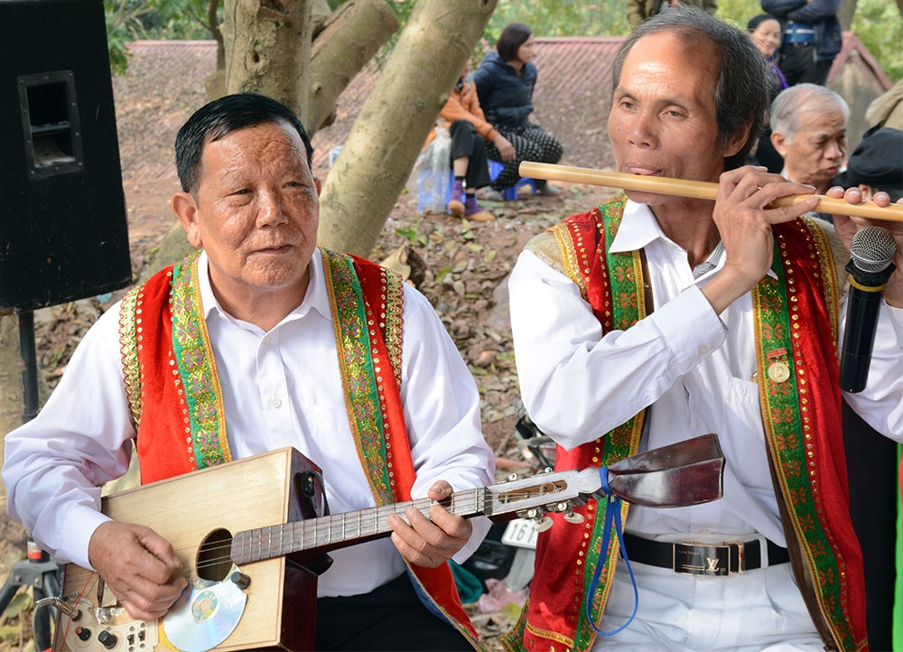 Các nghệ nhân nhạc cụ dân tộc giúp cho làn điệu Quan họ say đắm hơn.
