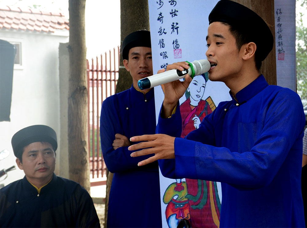 Liền anh quan họ làng Hoài Thị, xã Liên Bão với làn điệu mời trầu, nồng hậu, tinh tế và lịch lãm.