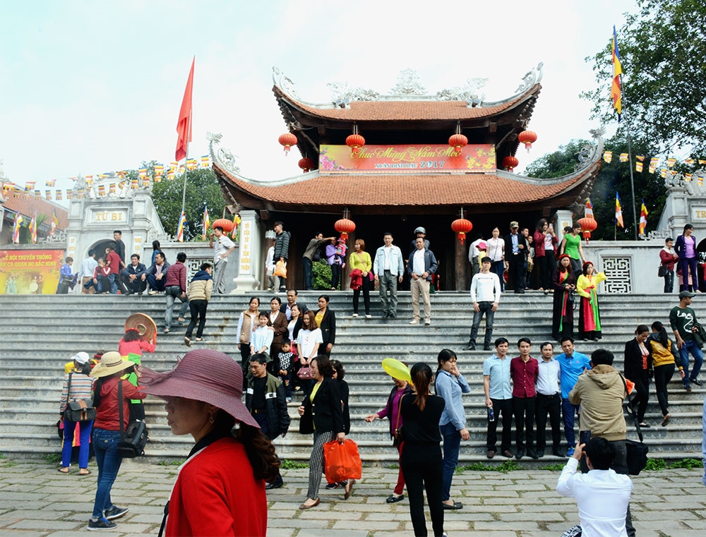 Hội Lim chính thức khai mạc vào ngày 9-2, tức ngày 13 tháng Giêng ân lịch. Nhưng từ sáng ngày 8-2 đã có rất đông du khách đến với hội Lim.