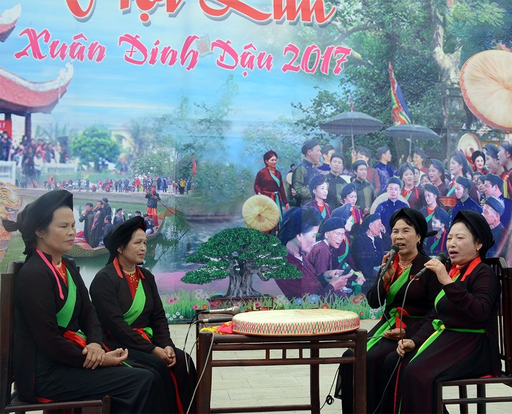 Ngay từ sáng 8-2, tại sân khấu chính, các liền chị đã tổ chức hát đối.