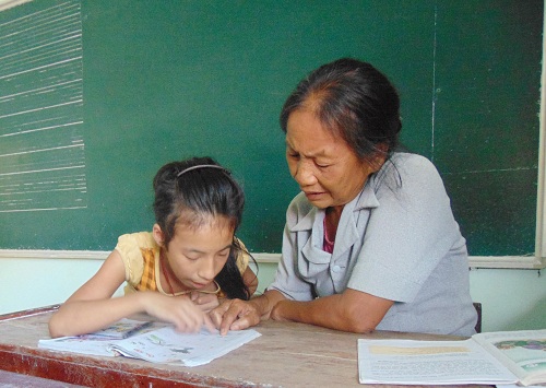 Cô Thông gieo chữ, xóa 