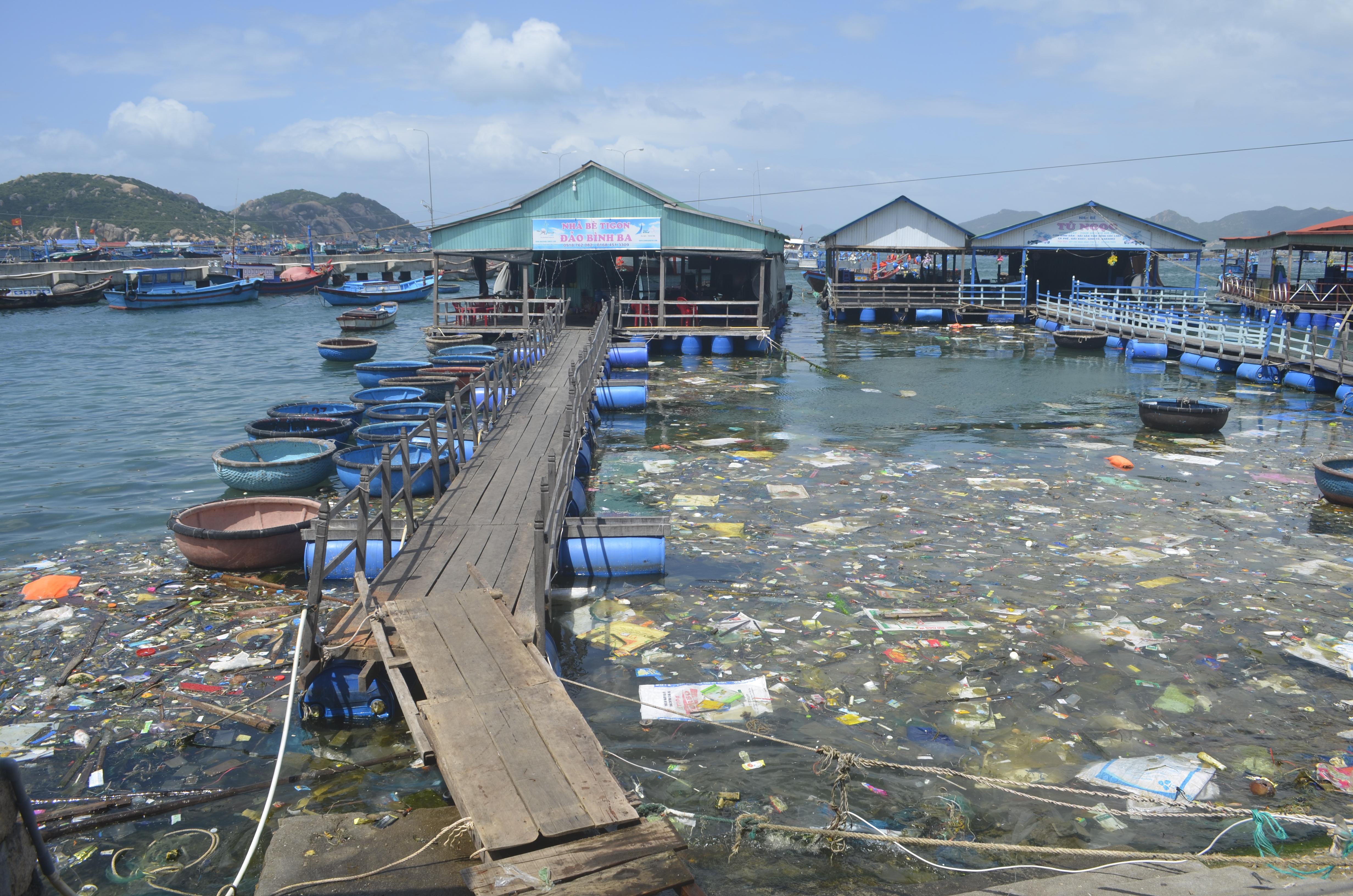 Nguy cơ mất an toàn từ các nhà hàng - bè nổi
