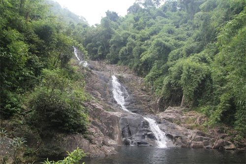 “Phượt” thác Ba Ao