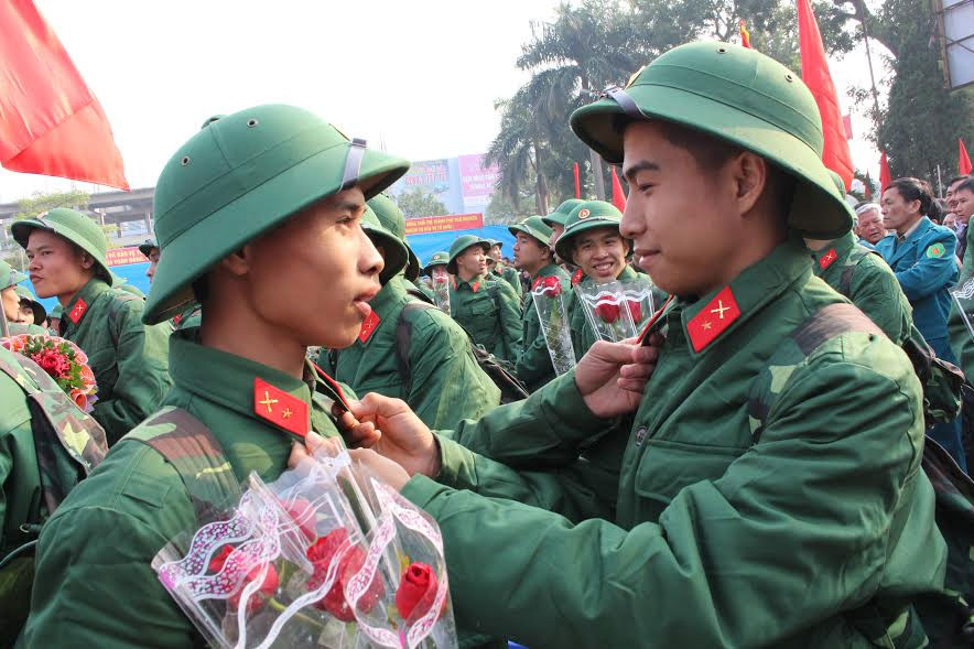 Thanh niên các địa phương Quân khu 1, Quân khu 4 lên đường nhập ngũ
