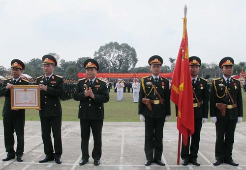 Trường Sĩ quan Pháo binh đón nhận Huân chương Bảo vệ Tổ quốc hạng nhì
