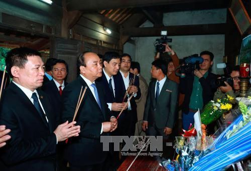 Thủ tướng Nguyễn Xuân Phúc dâng hoa, dâng hương tưởng niệm Chủ tịch Hồ Chí Minh tại Khu di tích Kim Liên