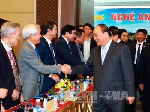 Thủ tướng Nguyễn Xuân Phúc: Các nhà đầu tư cần có chiến lược lâu dài, hiệu quả, chung thủy với Nghệ An 
