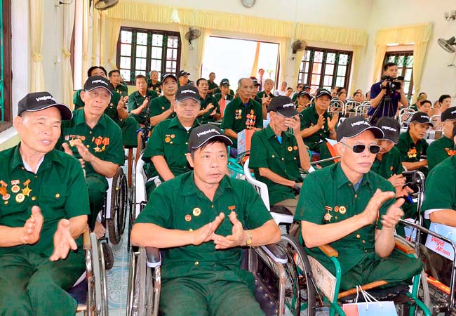 Người có công góp sức trong phát triển xã hội
