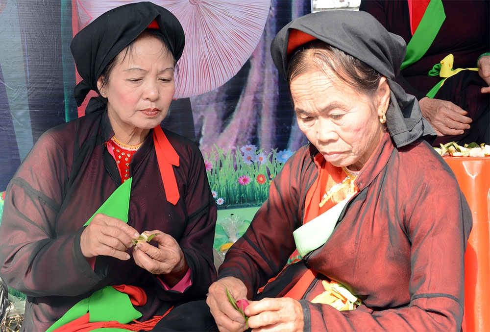 Trầu được têm cầu kỳ dưới những đôi bàn tay khéo léo.