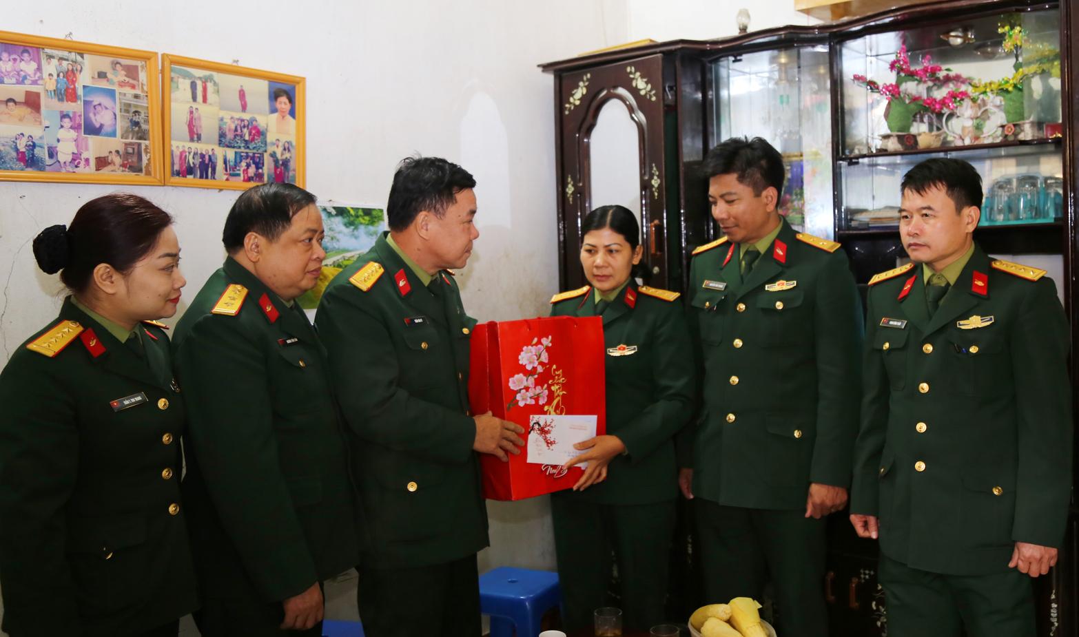 Bài 3: Thêm trọn nghĩa tri ân, vẹn tình đồng đội  (tiếp theo và hết)