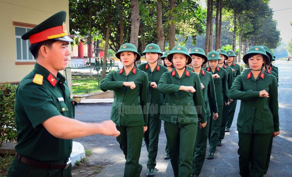 Các nữ chiến sĩ đang luyện tập động tác đi đều.