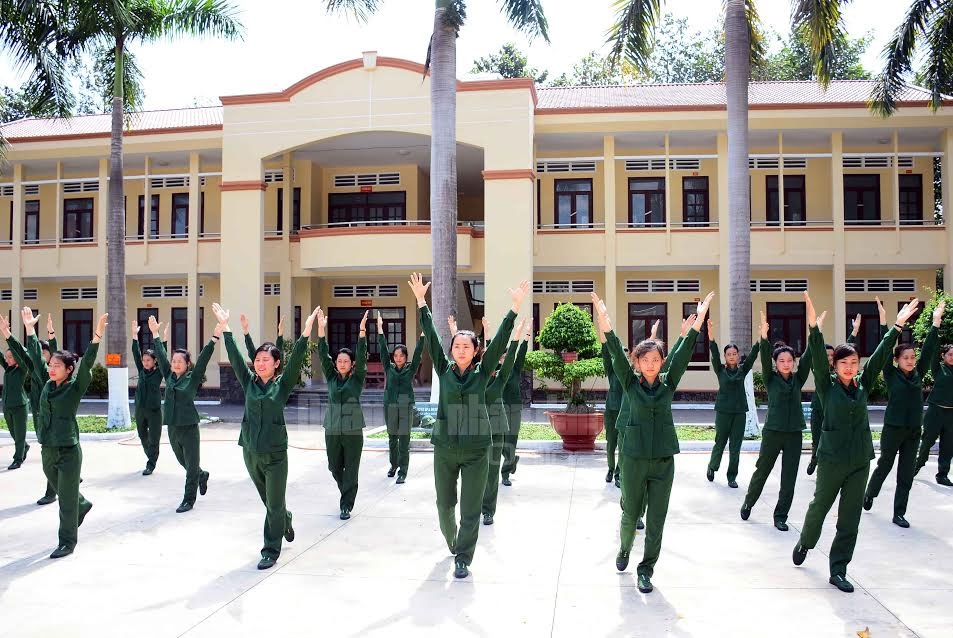 Tập thể dục sáng là chế độ khiến nhiều chiến sĩ nữ bỡ ngỡ nhưng đã nhanh chóng thực hiện tốt.