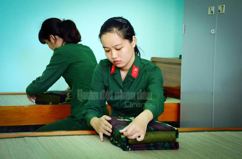 Rèn luyện gấp xếp chăn màn buổi sáng.