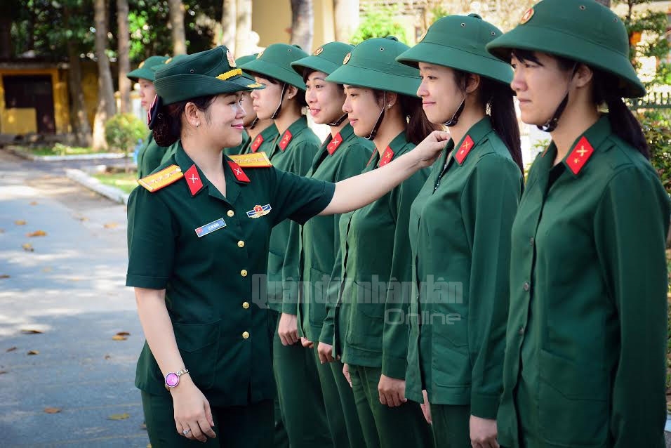 Kiểm tra lễ tiết tác phong trước khi luyện tập đội ngũ.