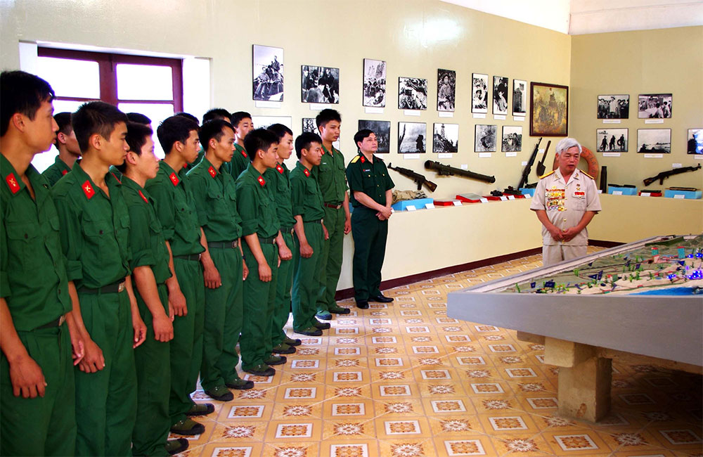 Cuộc hội ngộ bên hồ Bến Quân
