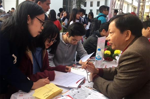Hàng ngàn thí sinh tham gia tư vấn tuyển sinh tại Hà Nội