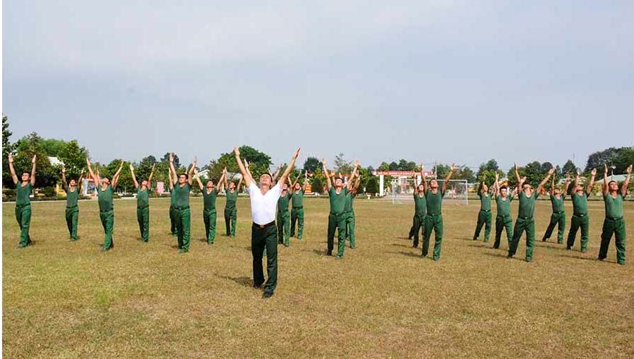 Thể dục sáng – bài tập đầu tiên của chiến sĩ mới.