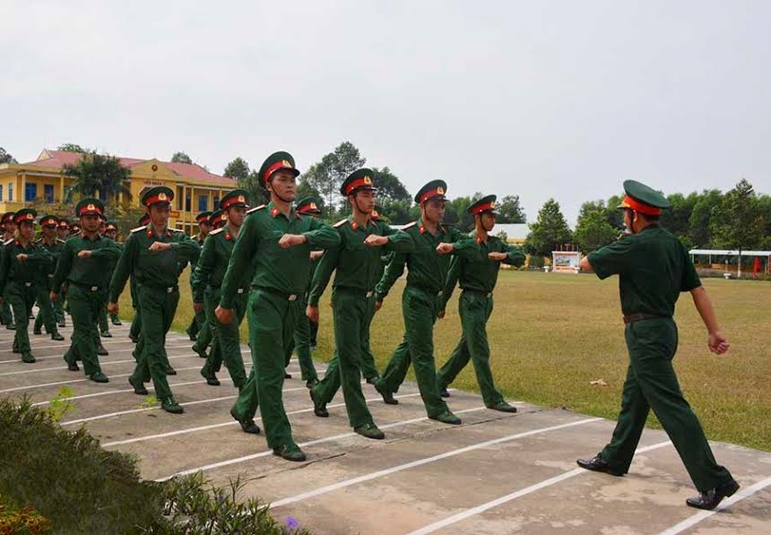 Hướng dẫn chiến sĩ mới luyện tập đội ngũ.