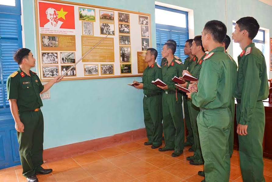 Chăm chú lắng nghe giáo dục truyền thống .