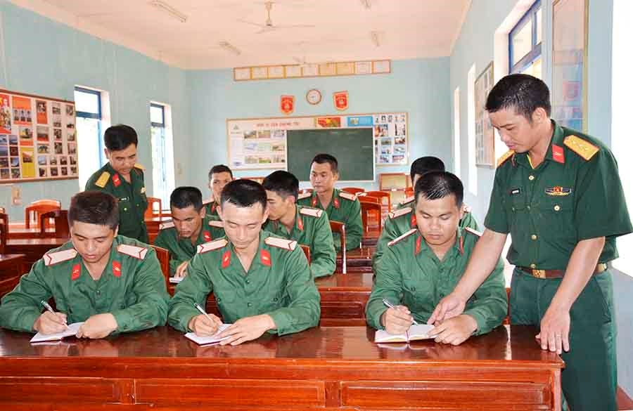 Giờ tự ôn của chiến sĩ mới.