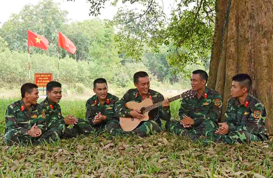 Phút thư giãn dưới bóng cây.