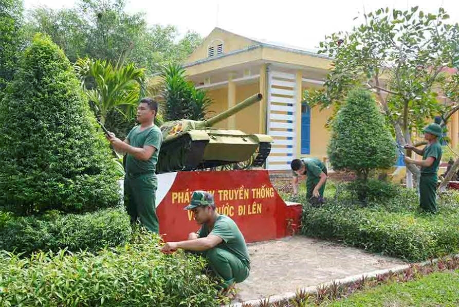 Các chiến sĩ trẻ chăm sóc vườn hoa, chỉnh trang đơn vị.