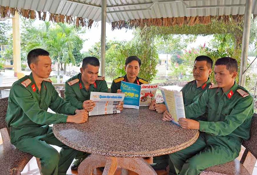 Báo chí – món ăn tinh thần của chiến sĩ mới trong giờ nghỉ, ngày nghỉ.