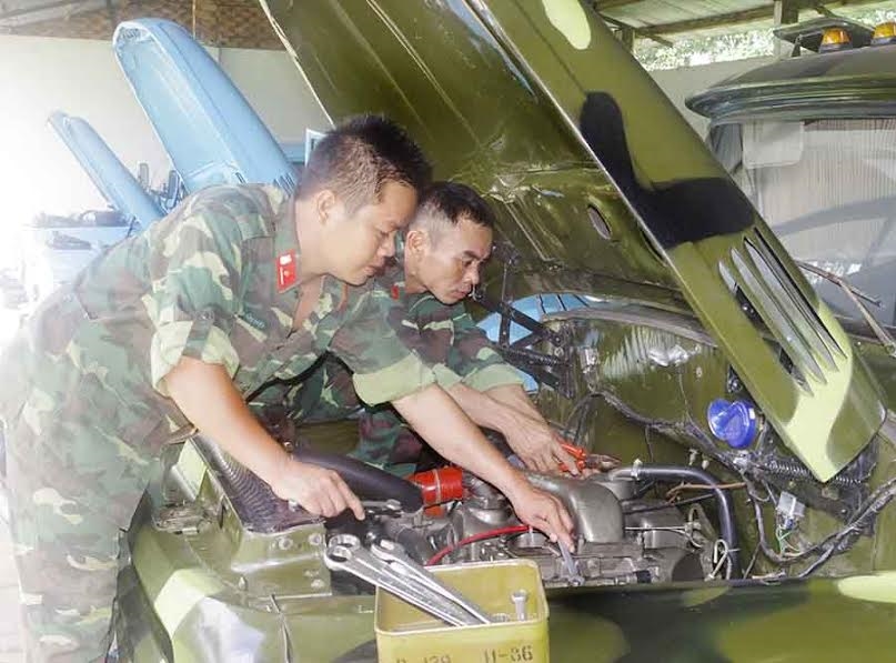 Cán bộ đơn vị kiểm tra vật chất, xe pháo phục vụ lễ ra quân huấn luyện.