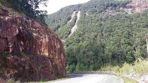 Khám phá cung đèo nối biển và hoa