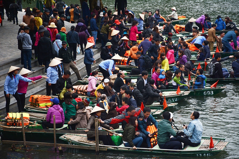Du khách đến Tràng An đông nhất thường vào khoảng 8 đến 9 giờ và lúc 13 giờ đến 14 giờ.