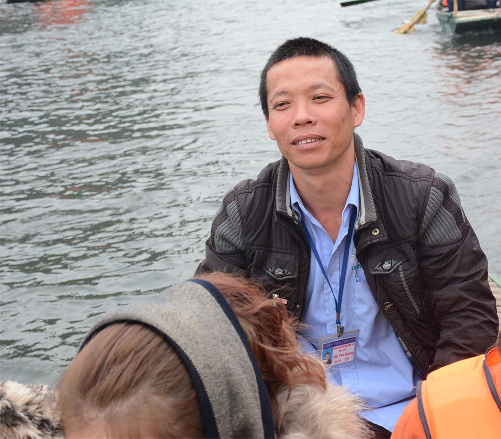 Anh Bùi Văn Quang (số nhà 10, phường Nam Thành, TP Ninh Bình) cho biết: Dịp đông khách, mỗi người chèo đò đi được 2 tour và họ được hưởng 300.000đ tiền công. Ngày thường, khách ít, phải 2 đến 3 ngày mới được một chuyến đò.