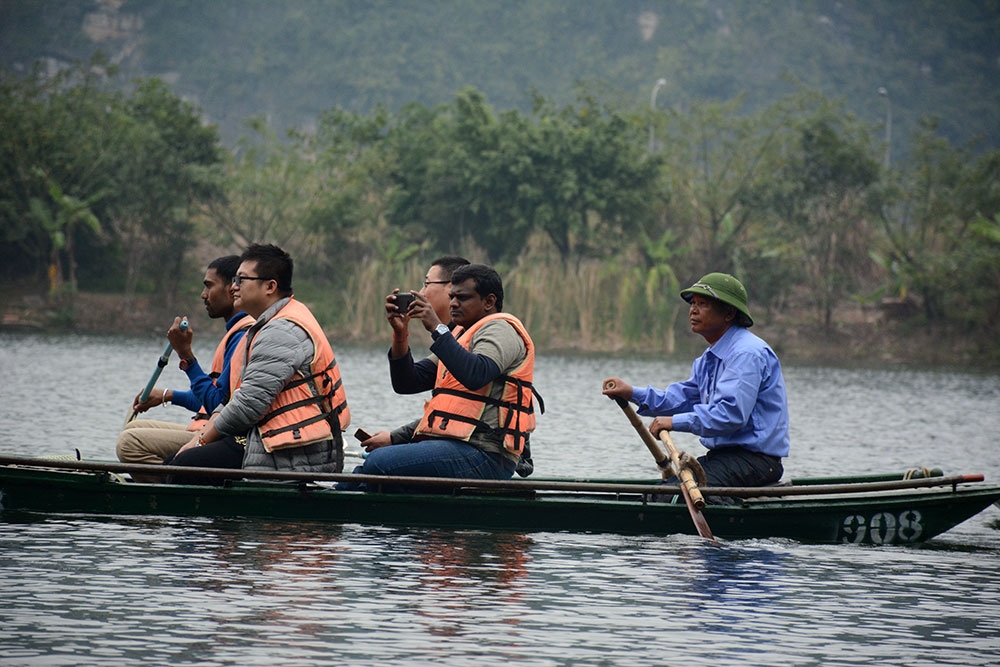 Du khách nước ngoài rất thích thú với thiên nhiên hoang sơ ở Tràng An.