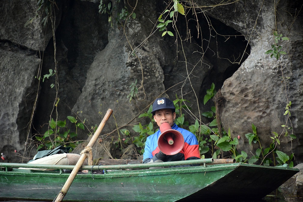 Một nhân viên có nhiệm vụ theo dõi hành trình và cảnh giới.