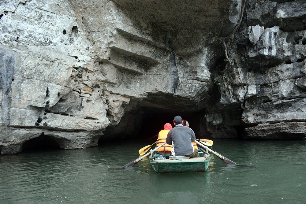 Theo thống kê, Tràng An có tới 31 đầm nước được nối thông bởi 48 hang động, trong đó có những hang xuyên thủy dài tới 2km, như: Hang Địa Linh, hang Sinh Dược, hang Mây...