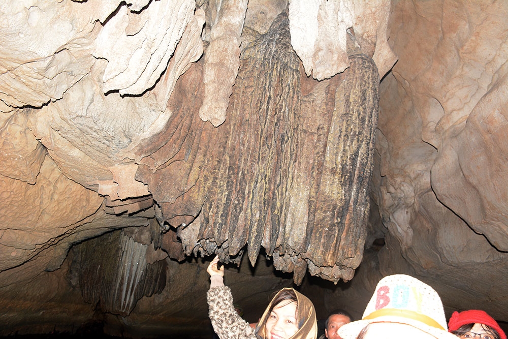 Những nhũ đá trong các hang động rất kỳ ảo, ấn tượng và thích thú, nhất là khi có ánh đèn điện soi rọi.