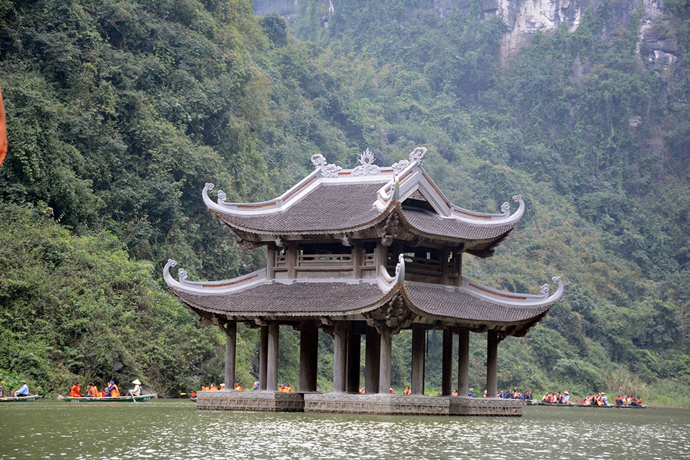 Hiện ở Tràng An có 2 tour chính với quãng đường khác nhau. Nếu có thời gian khám phá, du khách có thể chọn tour 3,5 giờ với quãng đường hơn 10km, đi qua rất nhiều hang động.